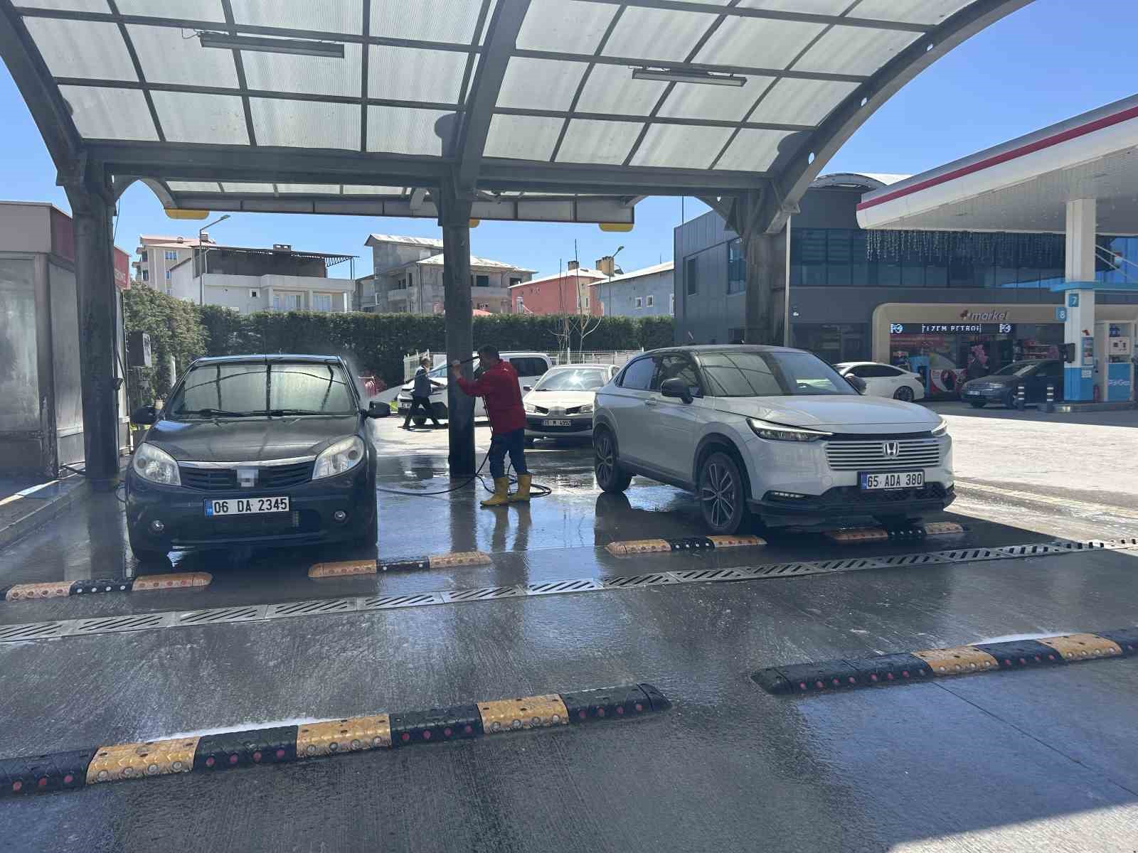 Van&rsquo;da &ccedil;amur mesaisi: Oto yıkamacılarda kuyruk oluştu
