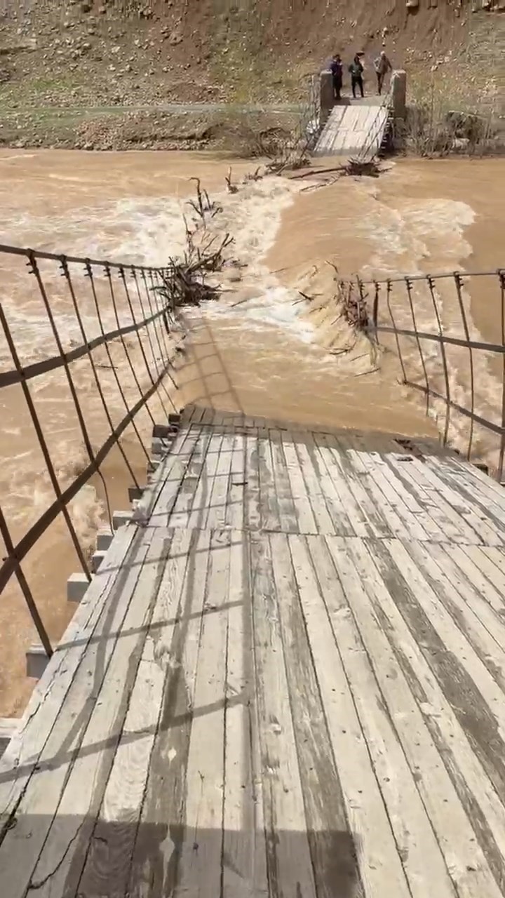 Munzur Nehri taştı, asma köprü çöktü