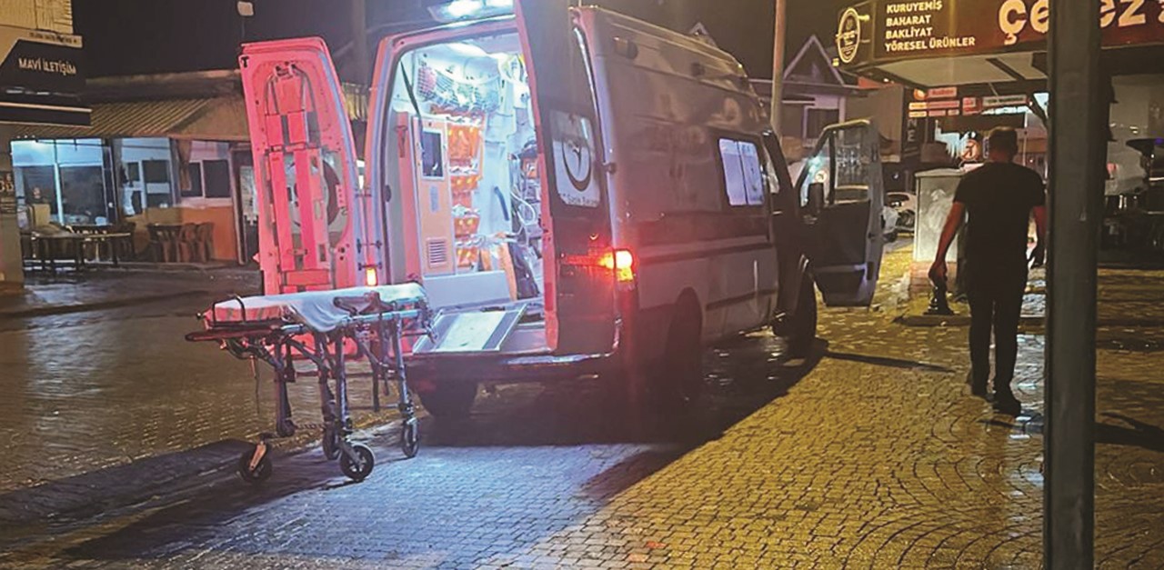 Devrilen motosikletin s&uuml;r&uuml;c&uuml;s&uuml; yaralandı
