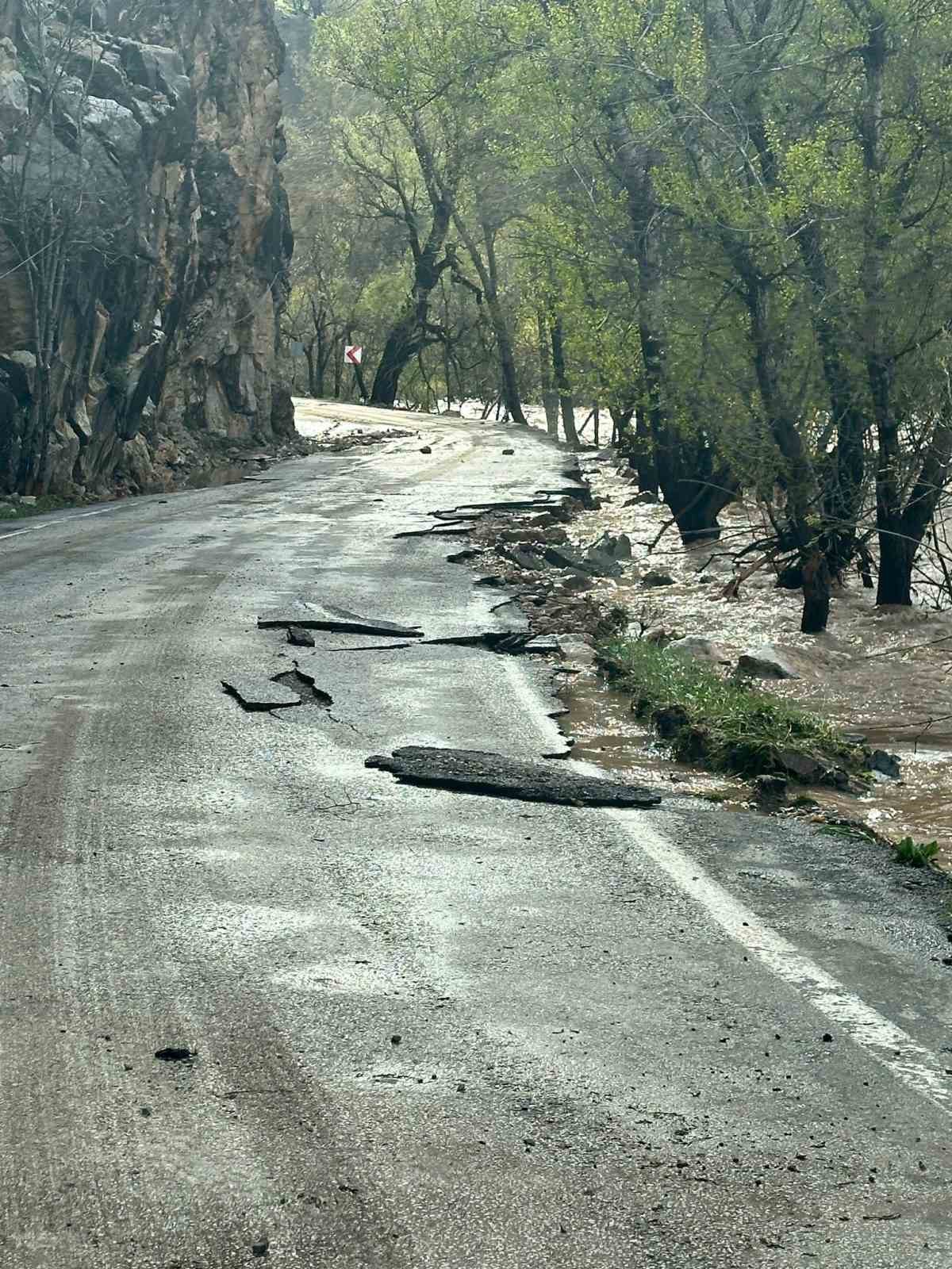Tunceli&rsquo;de taşkınlar sonrası hasar alan il&ccedil;e yolu ulaşıma kapandı
