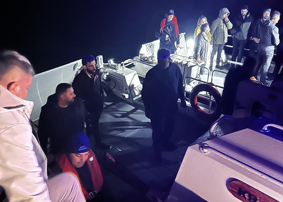 Van G&ouml;l&uuml;&rsquo;nde mahsur kalan 36 kişilik off-road ekibi kurtarıldı
