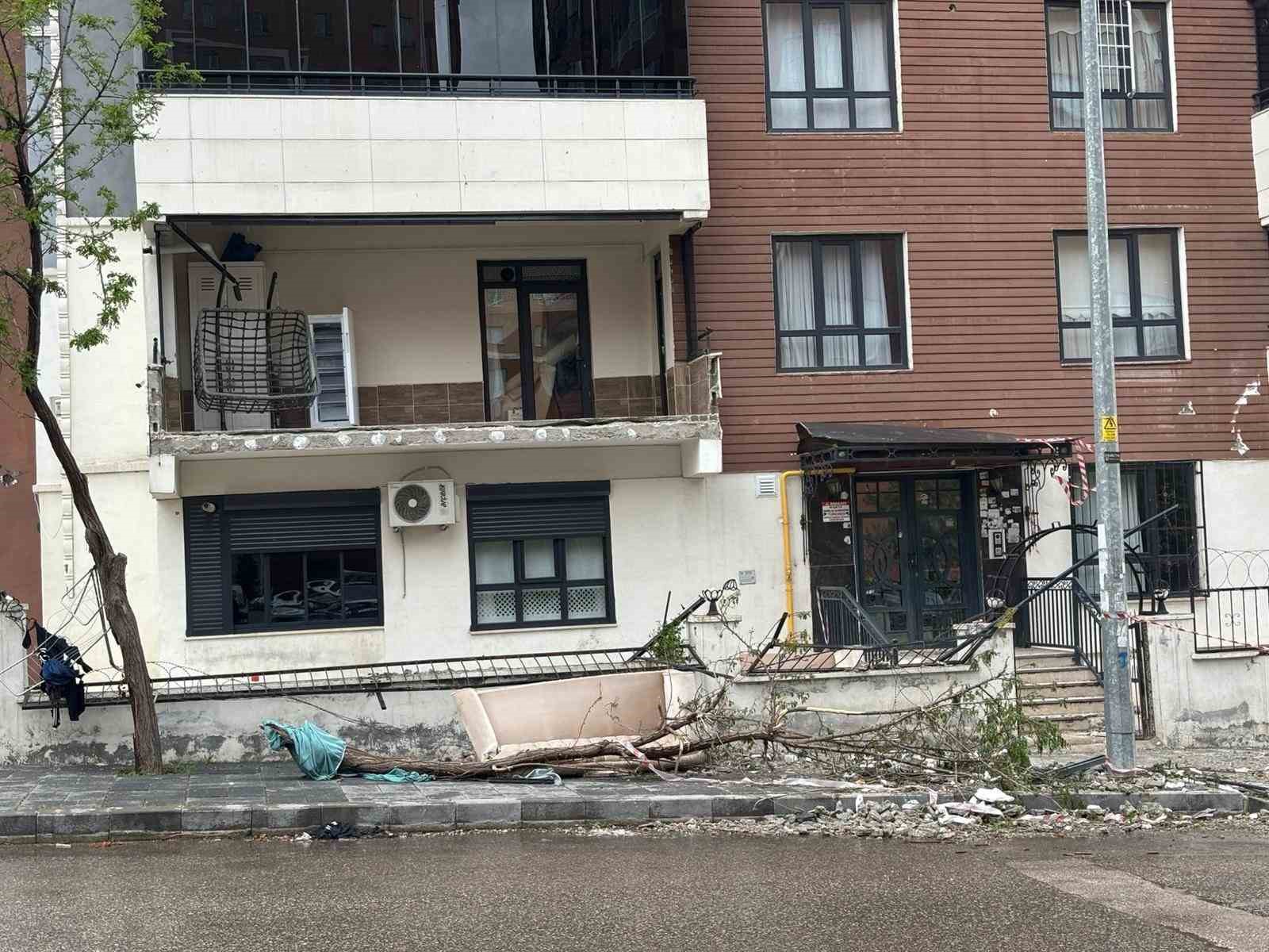 Gaziantep’teki ’süper hücre’ balkon duvarlarını yıktı, camları patlattı
