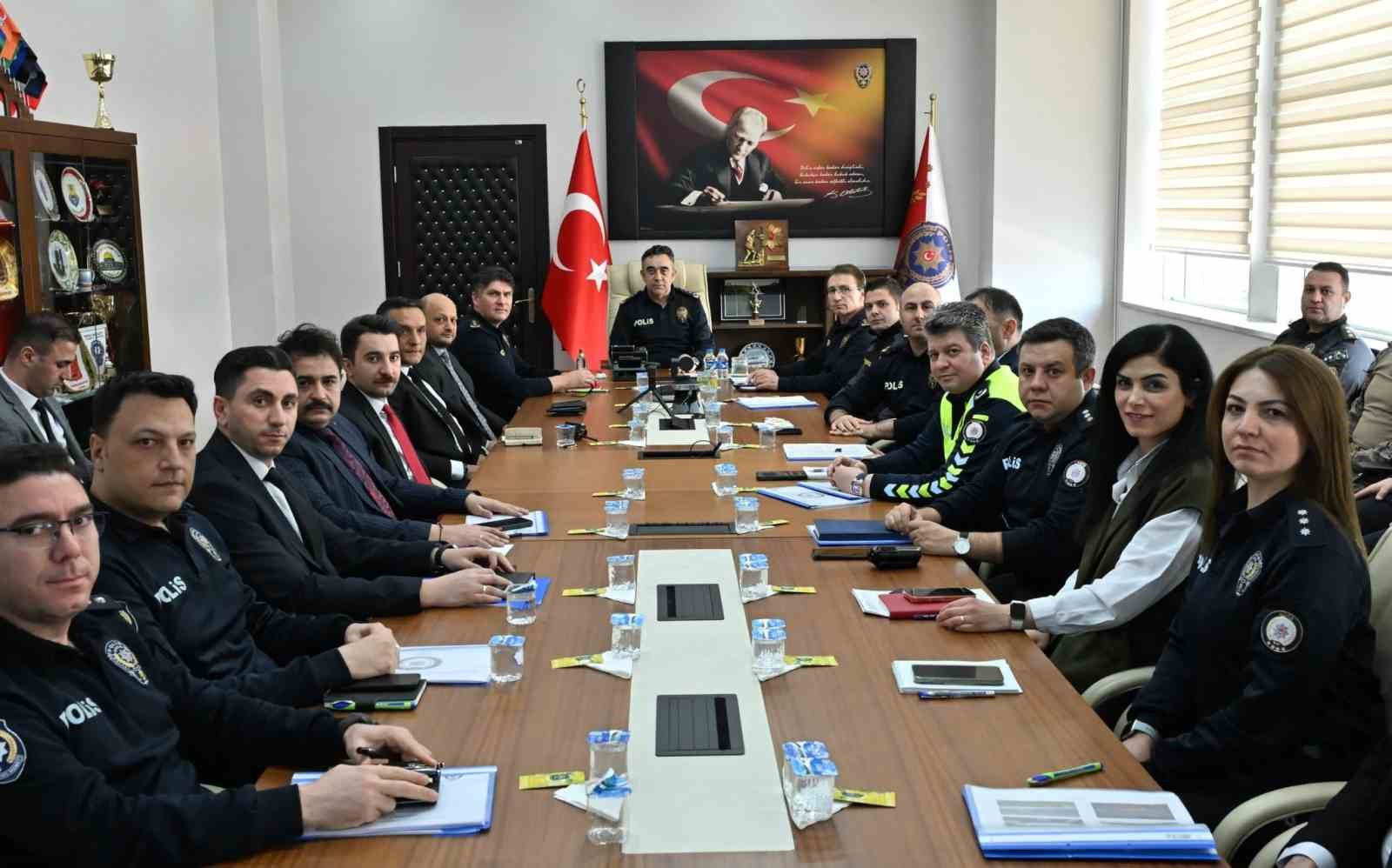 Kars&rsquo;ta g&uuml;venlik toplantısı: Huzur ortamı ve okul &ccedil;evreleri masaya yatırıldı
