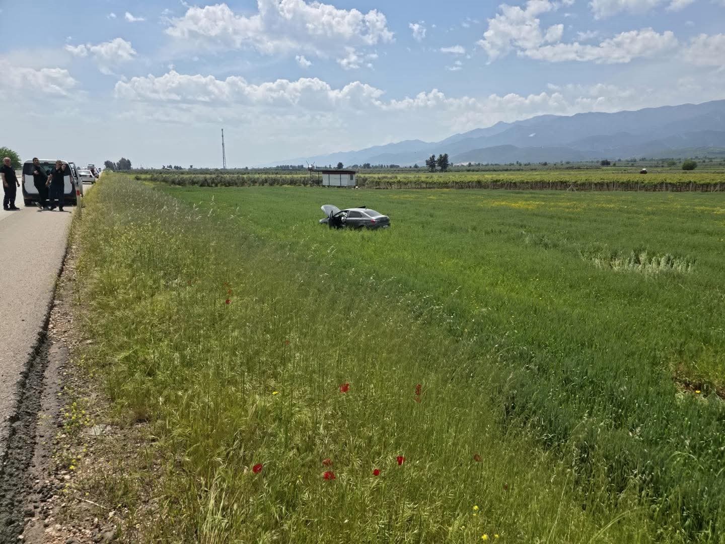 Hassa&rsquo;da tarlaya u&ccedil;an otomobilin s&uuml;r&uuml;c&uuml;s&uuml; yaralandı

