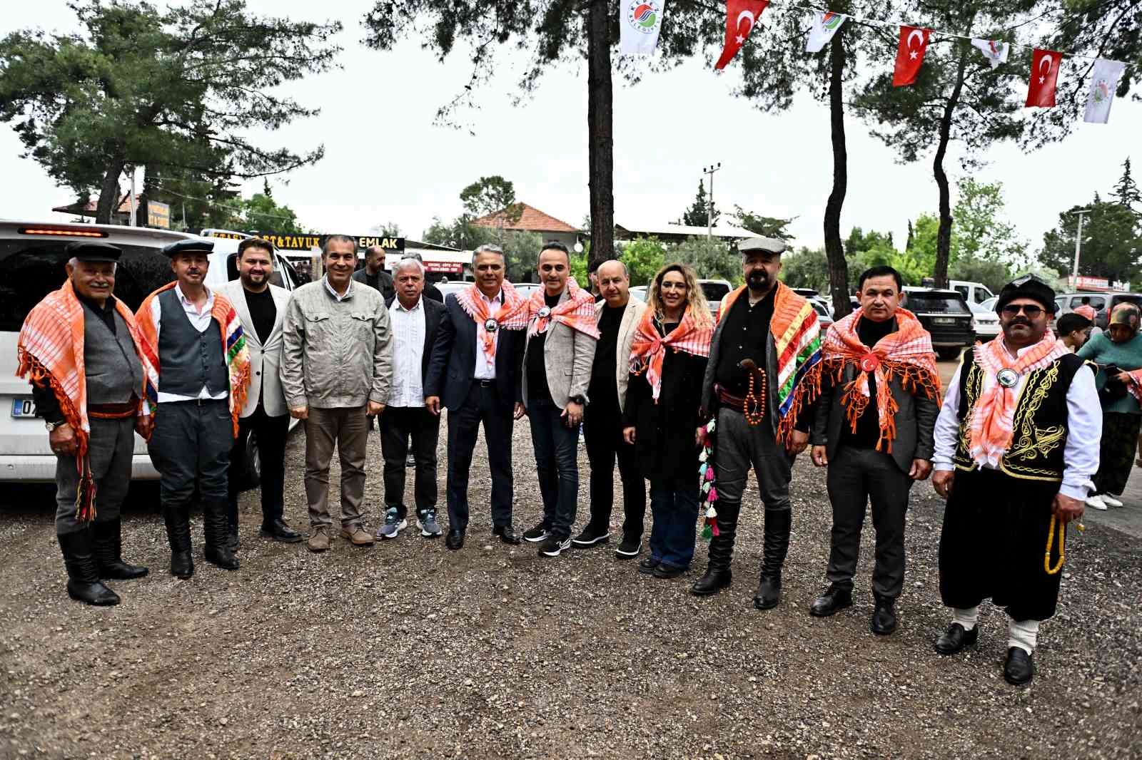 Başkan Uysal, y&ouml;r&uuml;klerle bir araya geldi tuluk başına ge&ccedil;ip keşkek d&ouml;vd&uuml;

