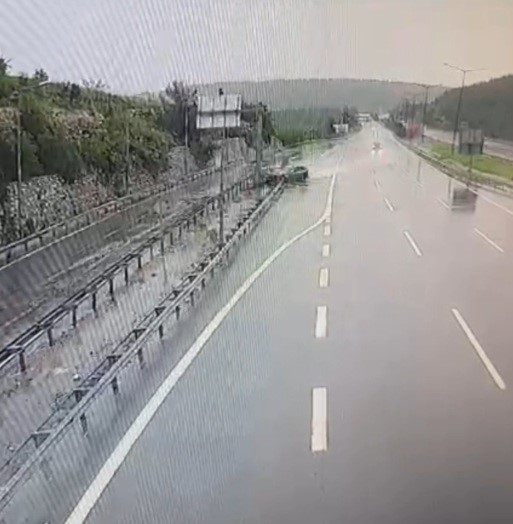 Otomobil bariyerlere ve araca &ccedil;arptı
