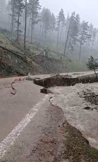 Kuvvetli yağış hayatı fel&ccedil; etti, bir&ccedil;ok k&ouml;y&uuml;n yolu kapandı
