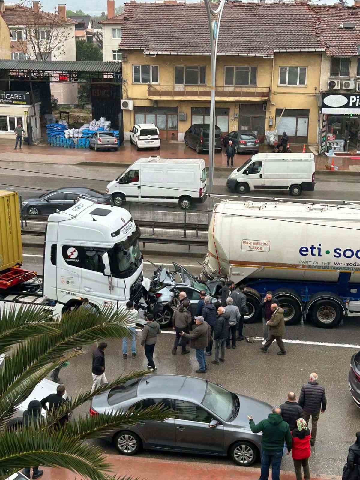 İki tırın arasında sıkışan otomobil kağıt gibi ezildi: Sürücü sağ kurtuldu

