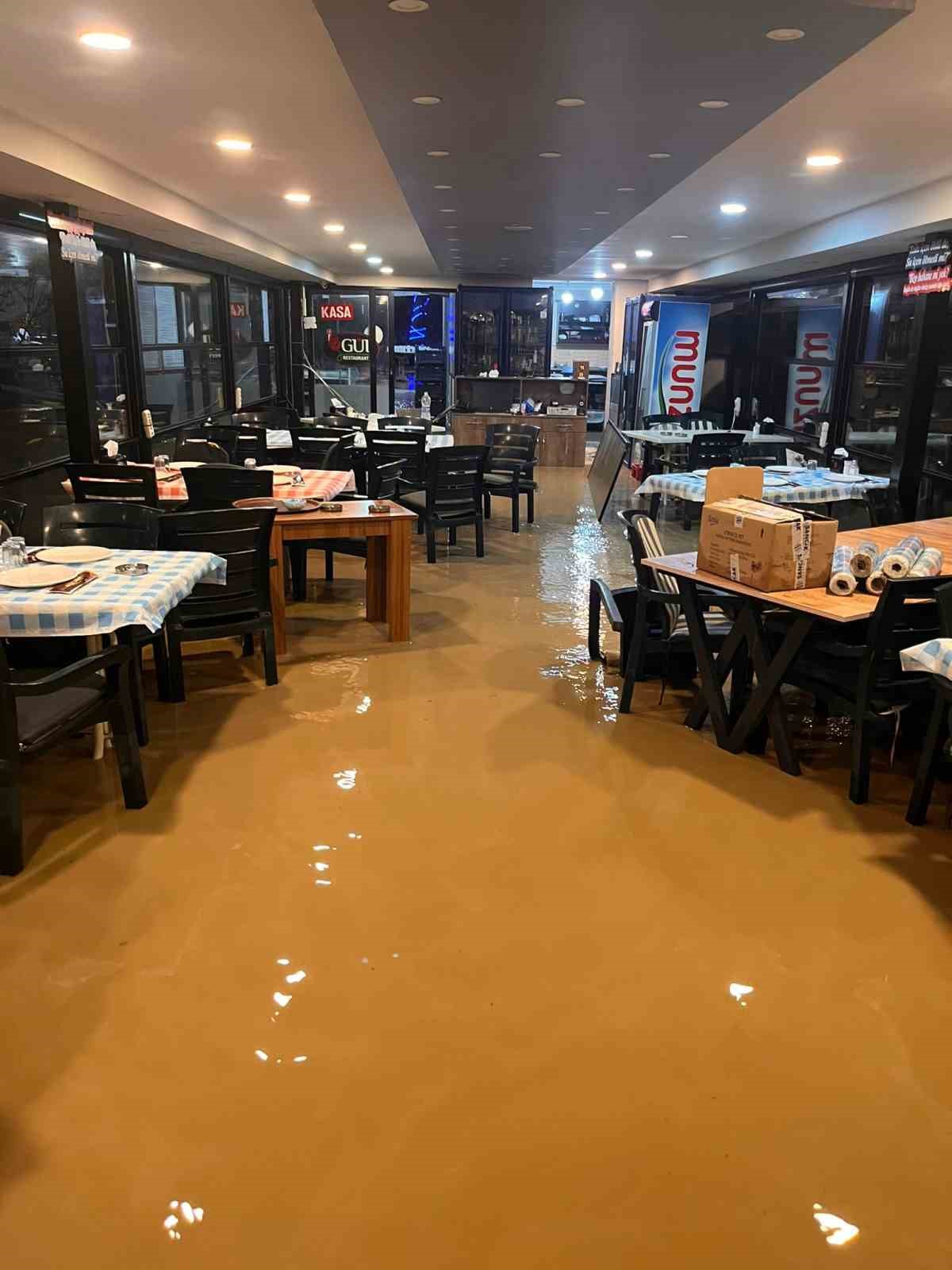 Sel &Ccedil;ağlayan&rsquo;ı vurdu, turizm beldesinde hasar oluştu
