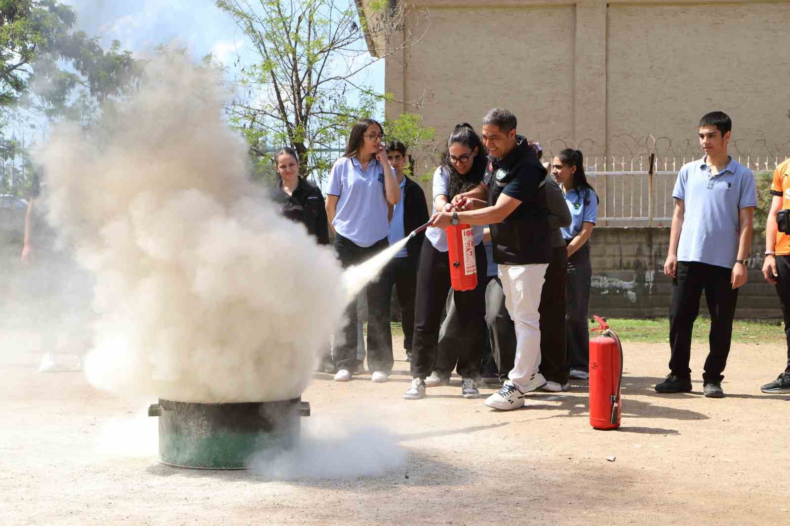 Diyarbakır&rsquo;da &ouml;ğrencilere afet eğitimi ve yangın tatbikatı
