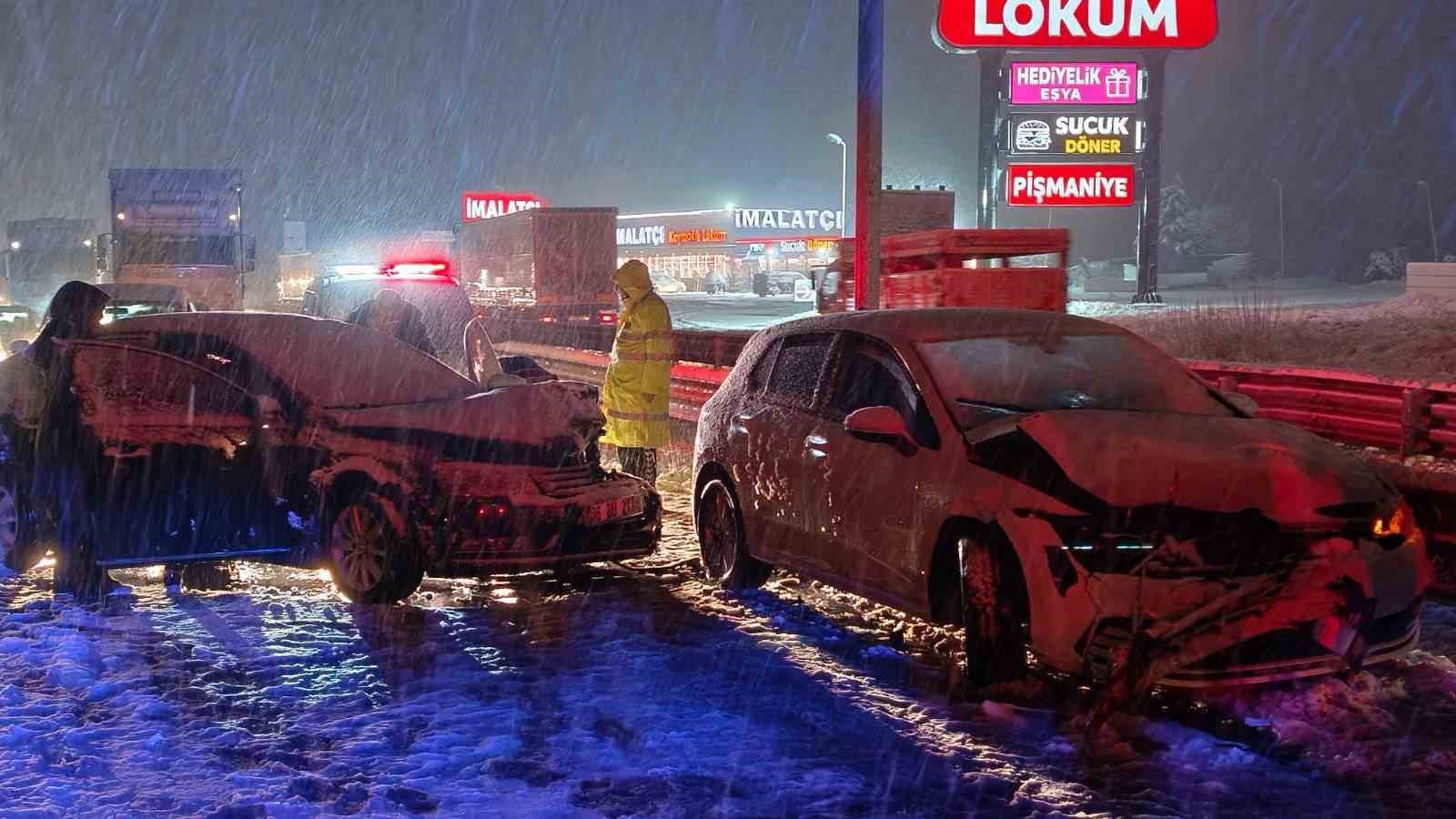 Üç aracın karıştığı kazada 8 kişi yaralandı