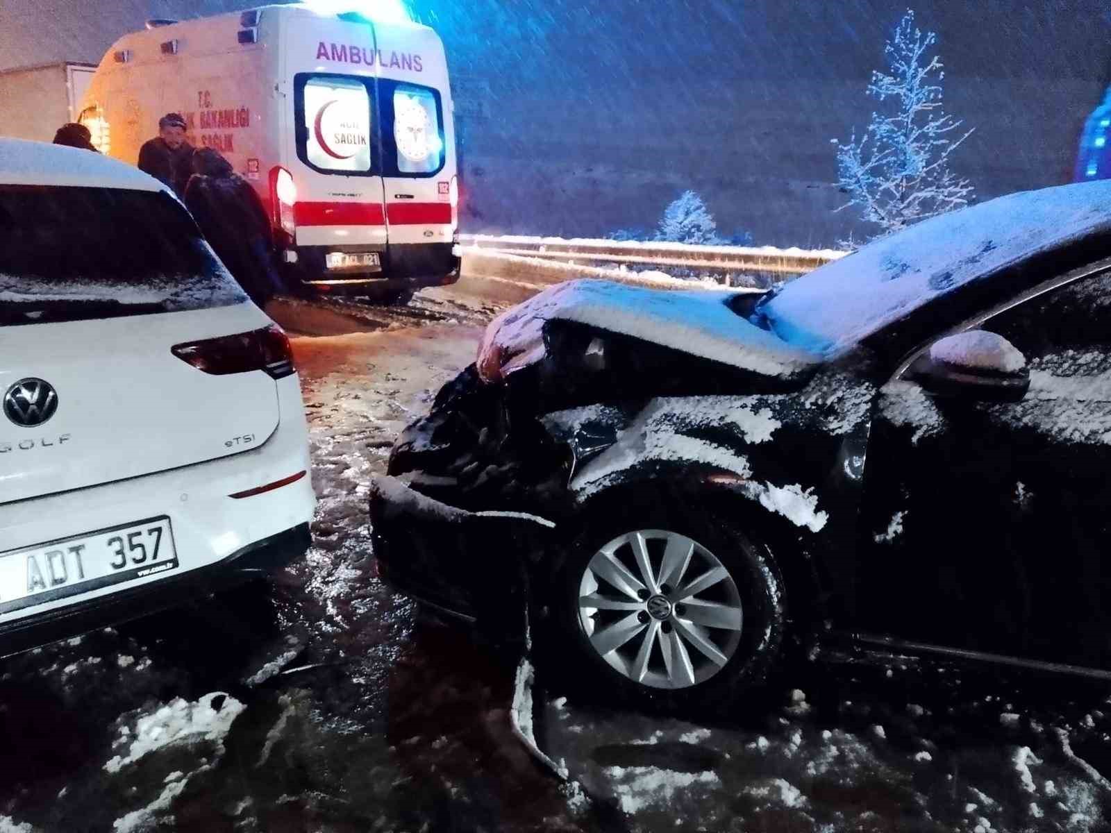 &Uuml;&ccedil; aracın karıştığı kazada 8 kişi yaralandı
