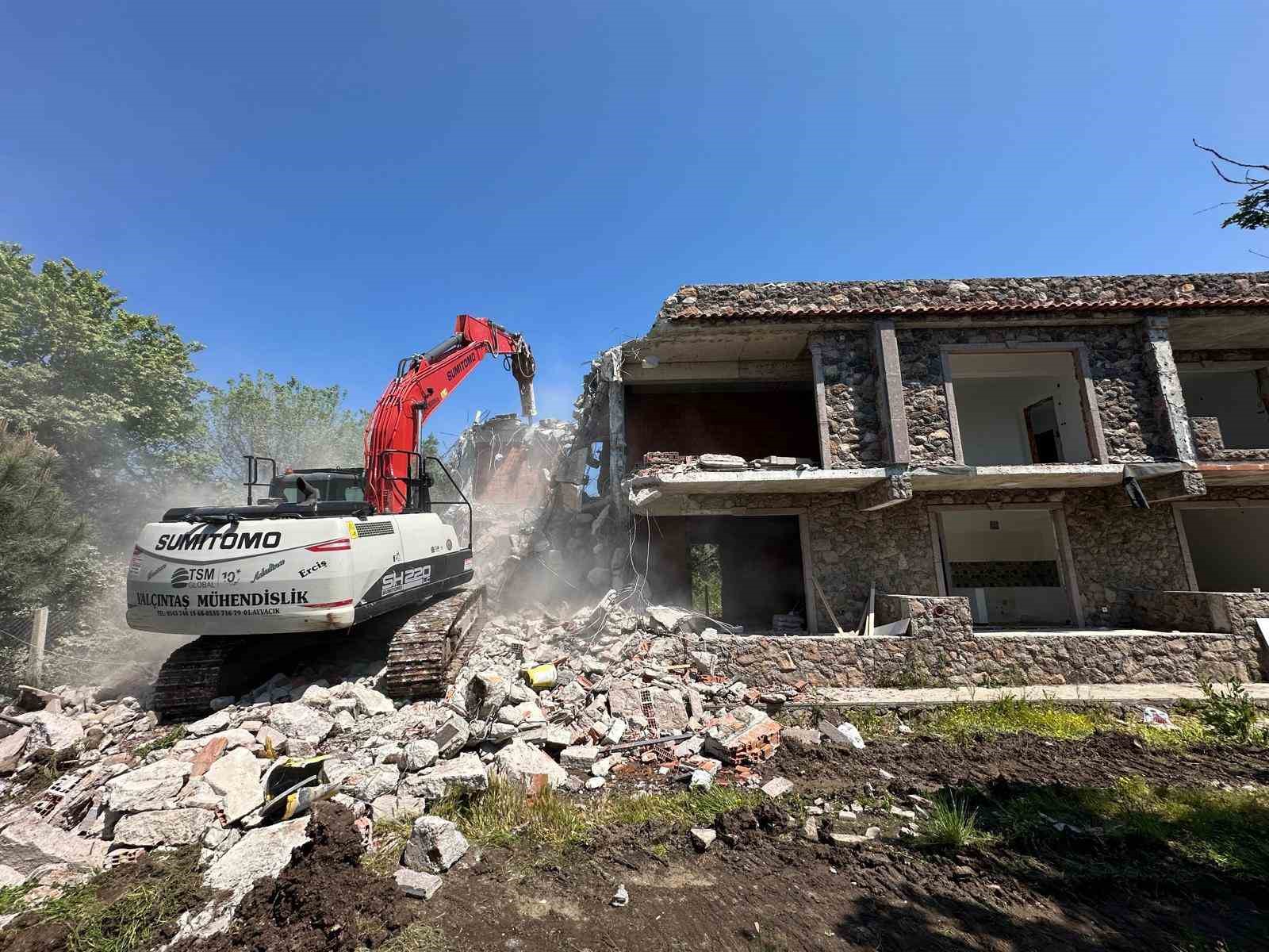 &Ccedil;anakkale&rsquo;de 15 ka&ccedil;ak yapı yıkıldı
