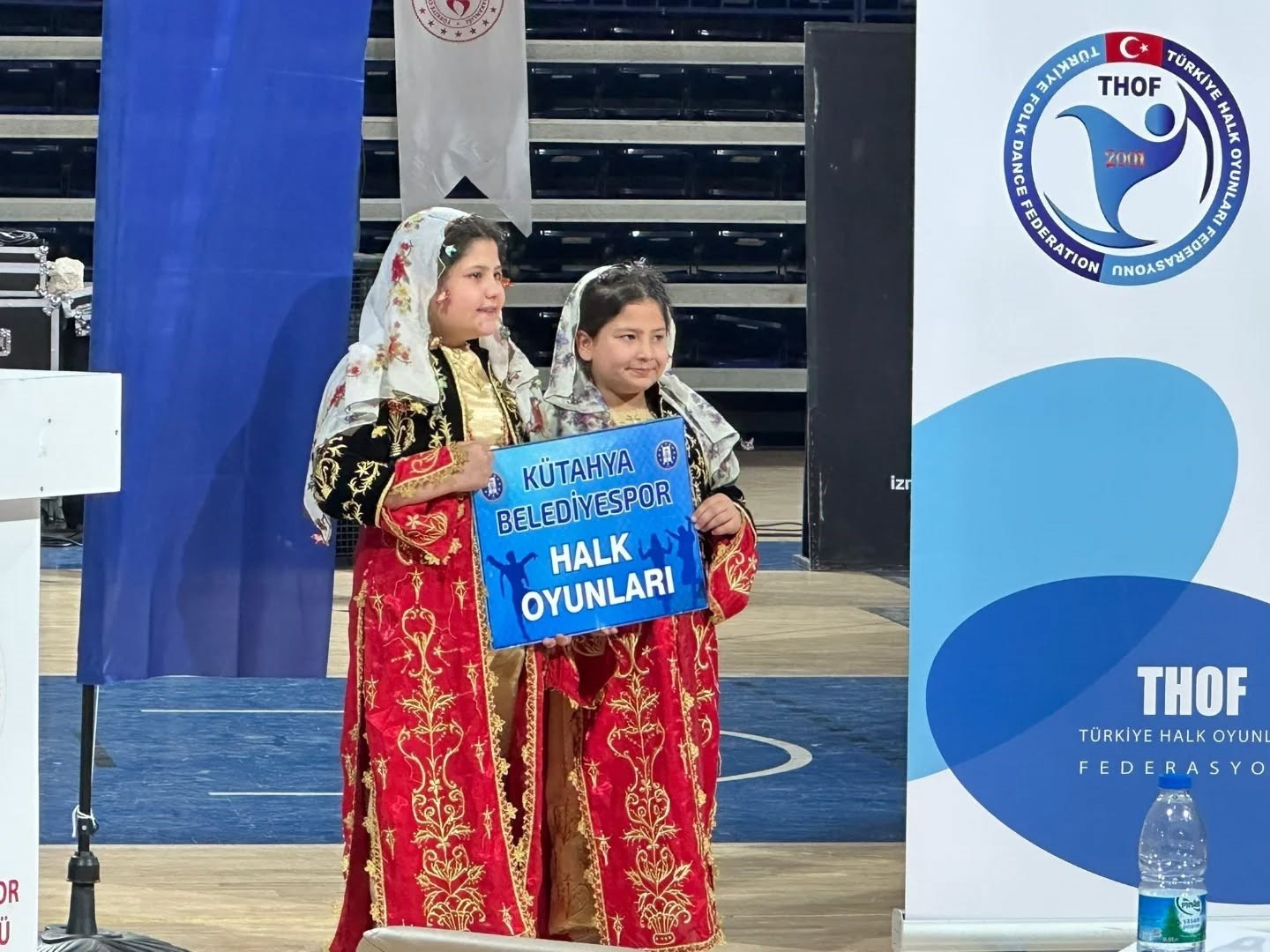 K&uuml;tahya Belediyespor Halk Oyunları ekiplerinden İzmir&rsquo;de &ccedil;ifte başarı
