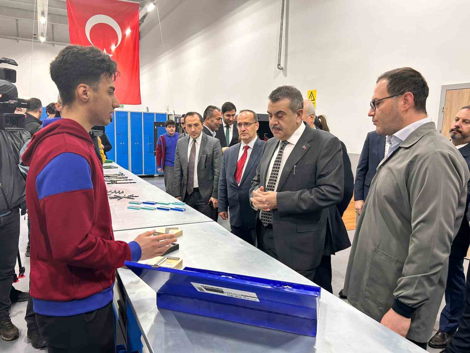 Bakan Tekin: "Ortaokullardan itibaren çocuklarımızın yeteneklerine göre ortaöğretim kurumu tercih edebilecekleri bir mekanizma oluşturduk"