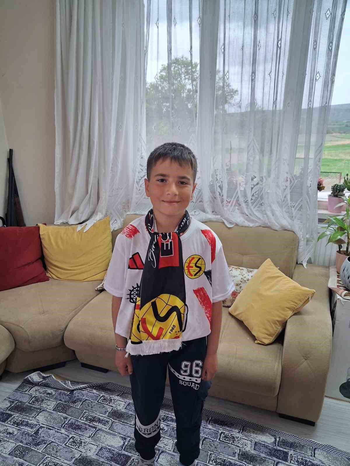 Eskişehirspor-Ayvalıcg&uuml;c&uuml; ma&ccedil;ına bilet bulamayan fanatik Eren &ccedil;ok &uuml;zg&uuml;n
