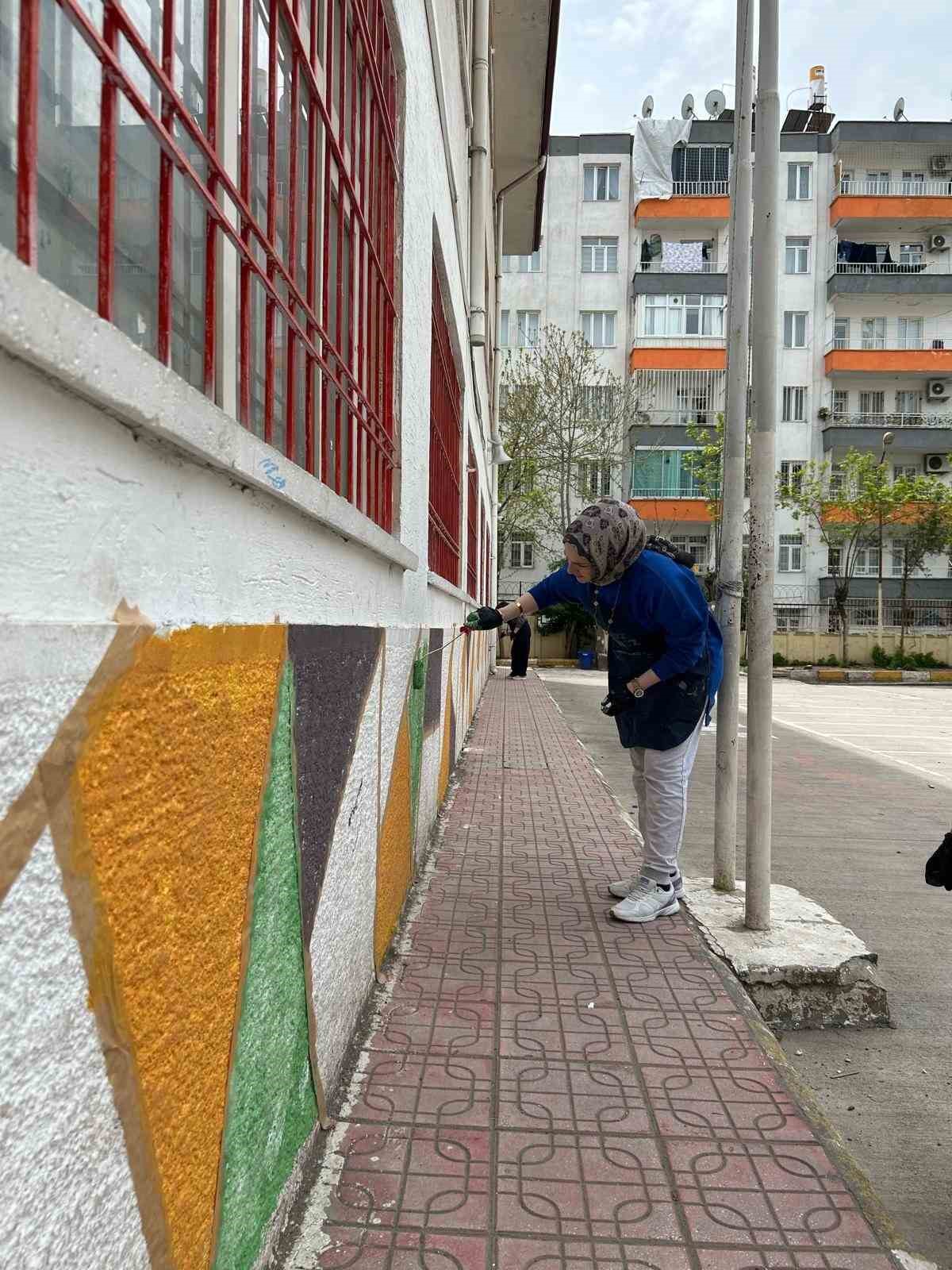 &Ouml;ğrenciler ve &ouml;ğretmenler okul duvarını sanatsal şekilde boyadı
