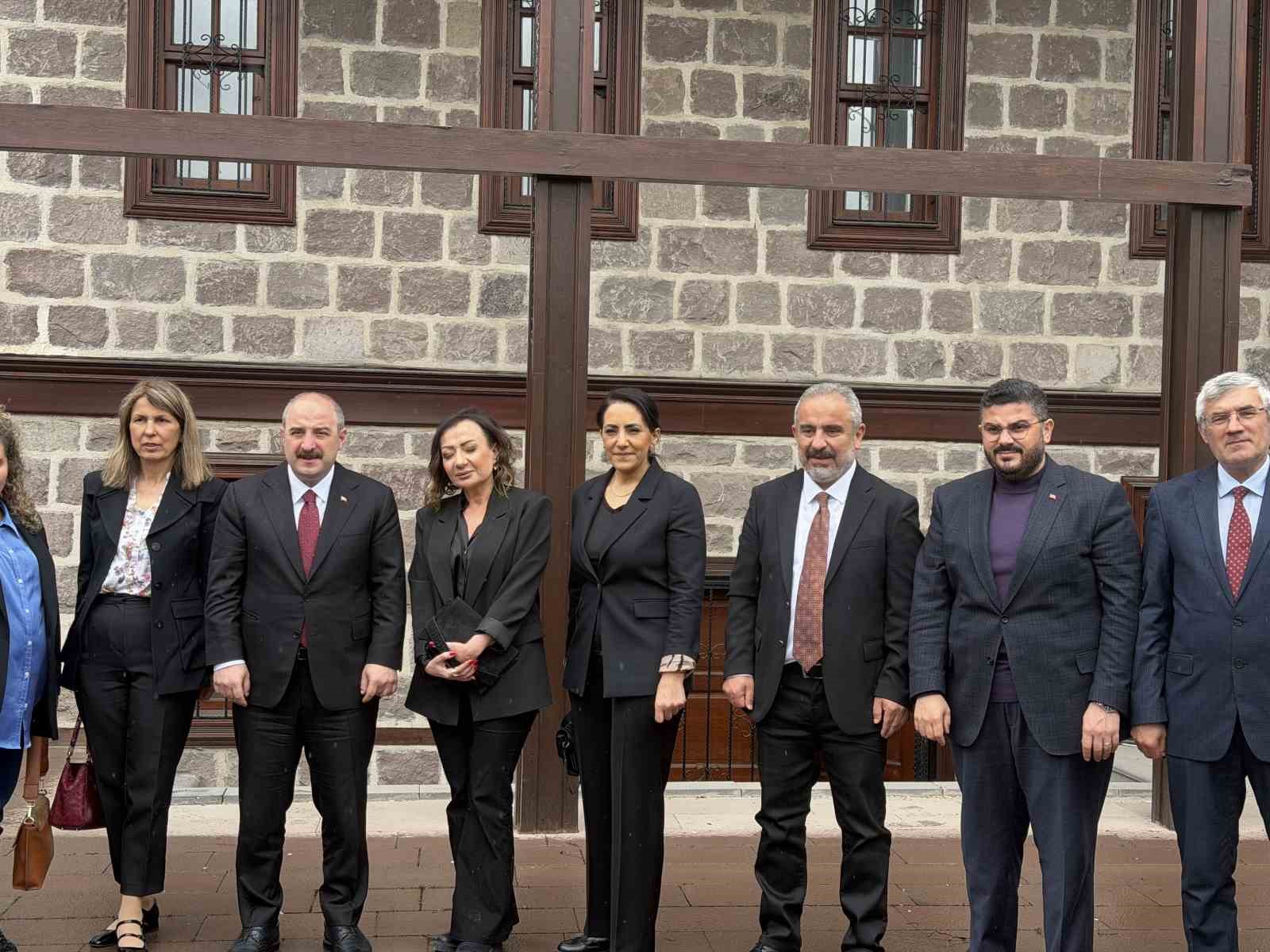 Mustafa Varank: "Şu anda partinin b&uuml;t&uuml;n dizaynını &Ouml;zg&uuml;r &Ouml;zel&rsquo;e g&ouml;re yapıyorlar"
