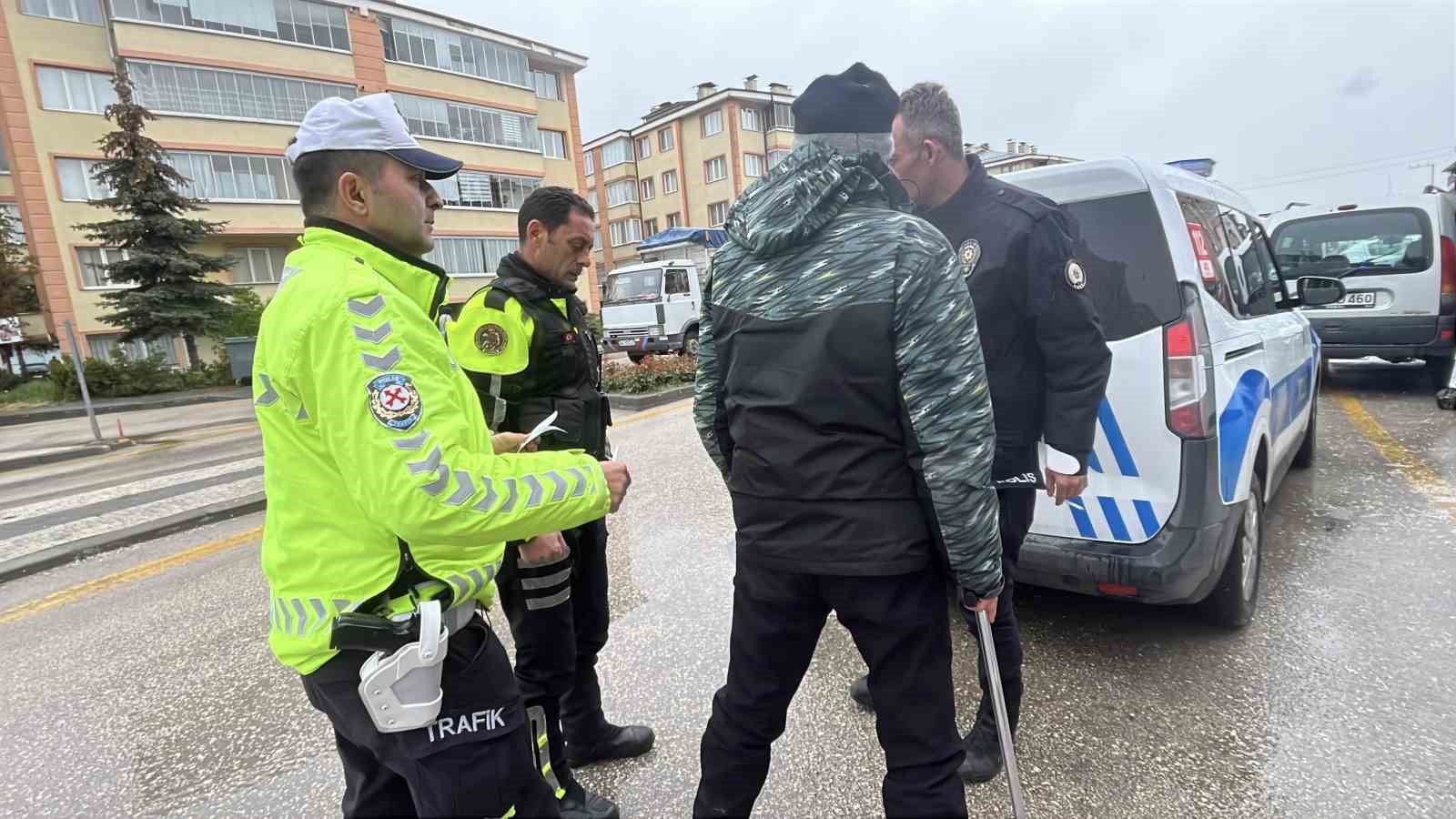 Ehliyeti iptal edilen s&uuml;r&uuml;c&uuml; yaşlı kadına &ccedil;arptı
