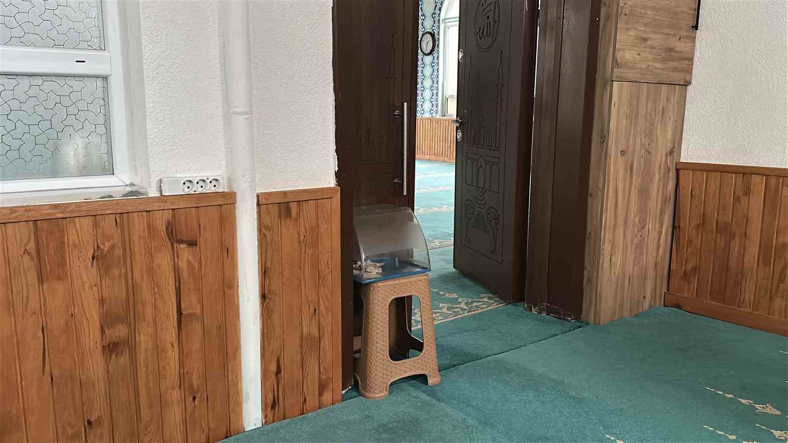 Caminin sadaka kutusundan hırsızlık kamerada
