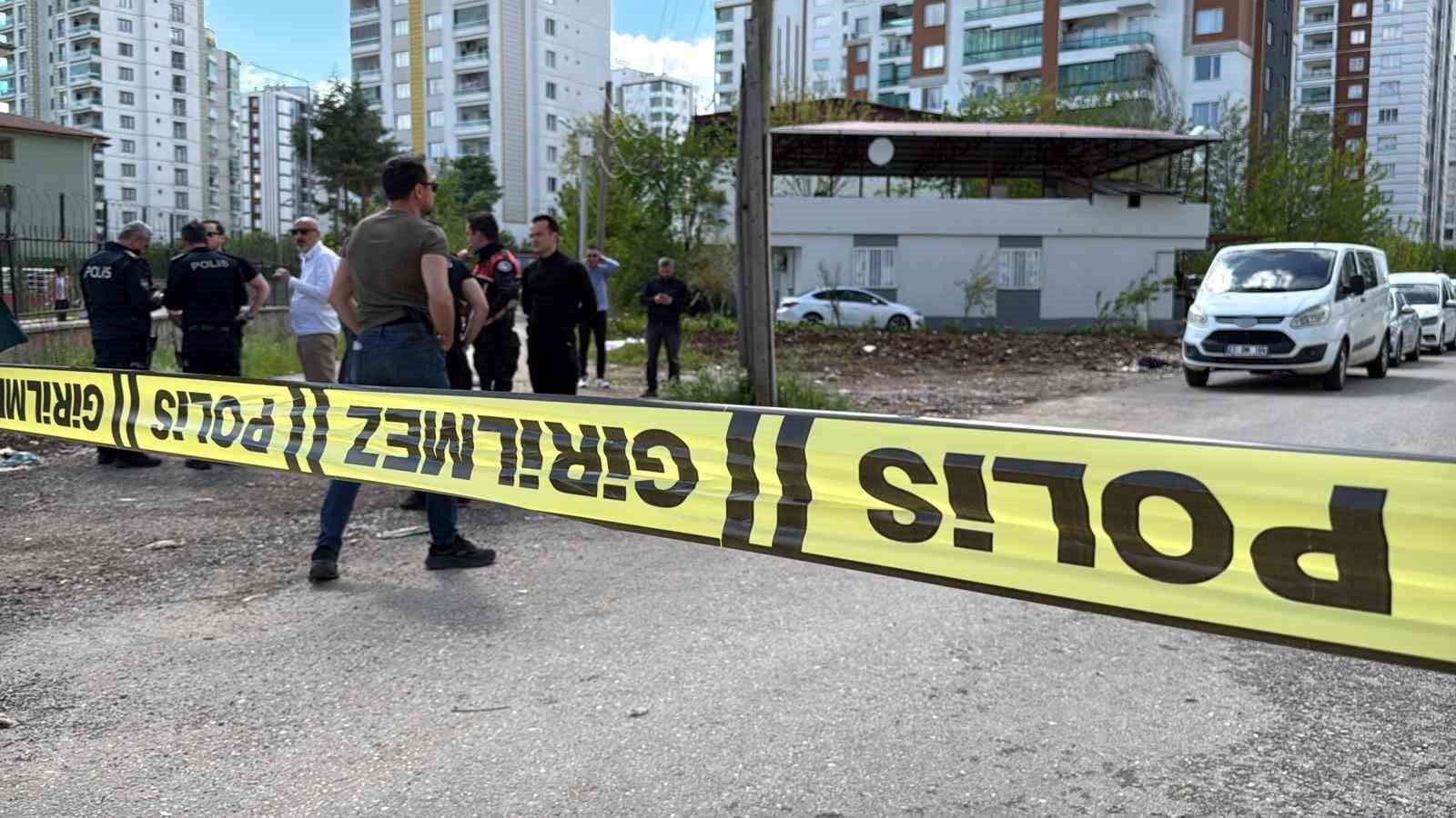 Okul çevresinde peş peşe silah sıkıldı, öğrenciler ve veliler korku dolu anlar yaşadı
