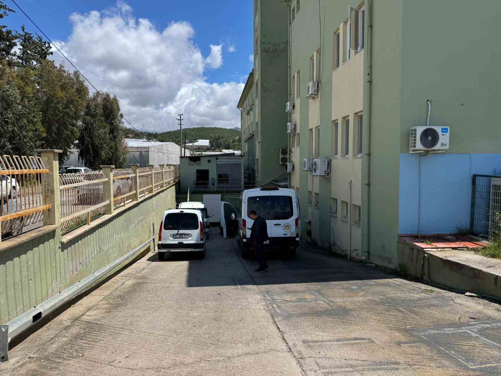 Mersin&rsquo;de hastaneye kaldırılan aileden acı haber: 2 &ccedil;ocuk kurtarılamadı
