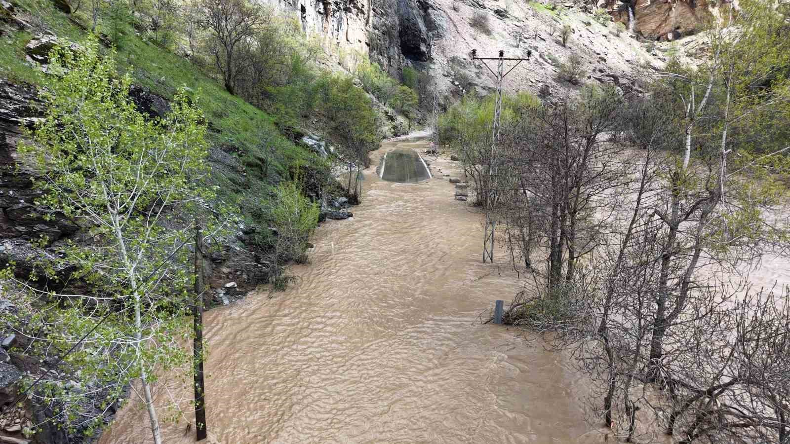 Kara yolu nehirle birleşti, yaşanan taşkın dron ile g&ouml;r&uuml;nt&uuml;lendi

