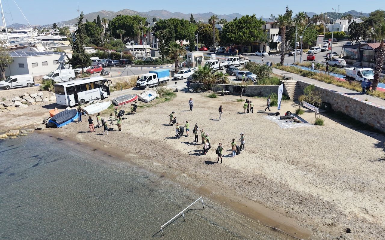 Bodrum&rsquo;da Deniz &Ccedil;&ouml;pleri İzleme ve Kıyı Temizliği &Ccedil;alışması ger&ccedil;ekleştirildi
