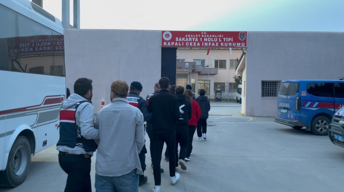 "Yatırım danışmanlığı" yalanıyla dolandıran &ccedil;ete &ccedil;&ouml;kertildi: 450 milyonluk para trafiği
