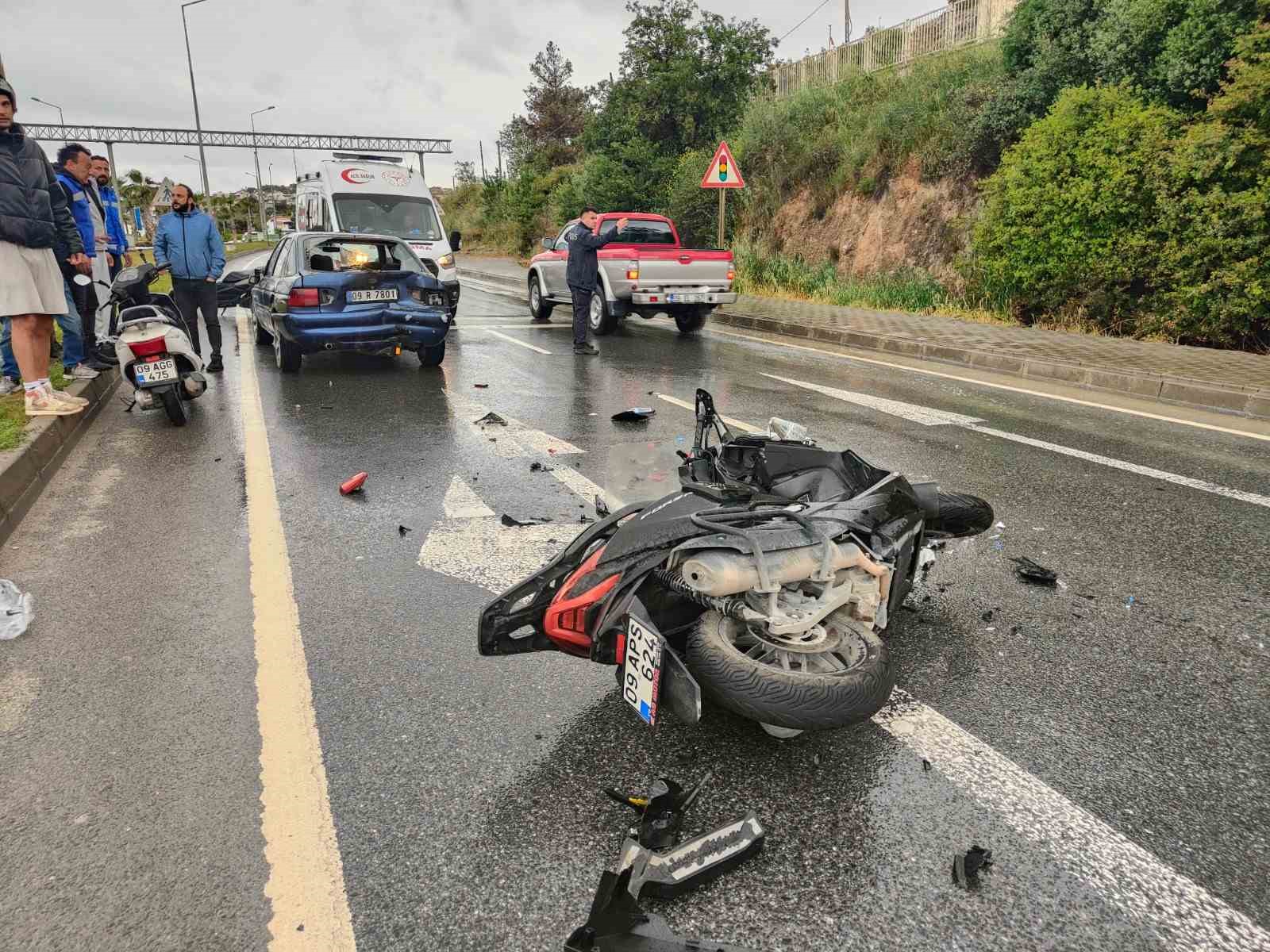 Kırmızı ışıkta bekleyen araca &ccedil;arpan motosiklet s&uuml;r&uuml;c&uuml;s&uuml; ağır yaralandı
