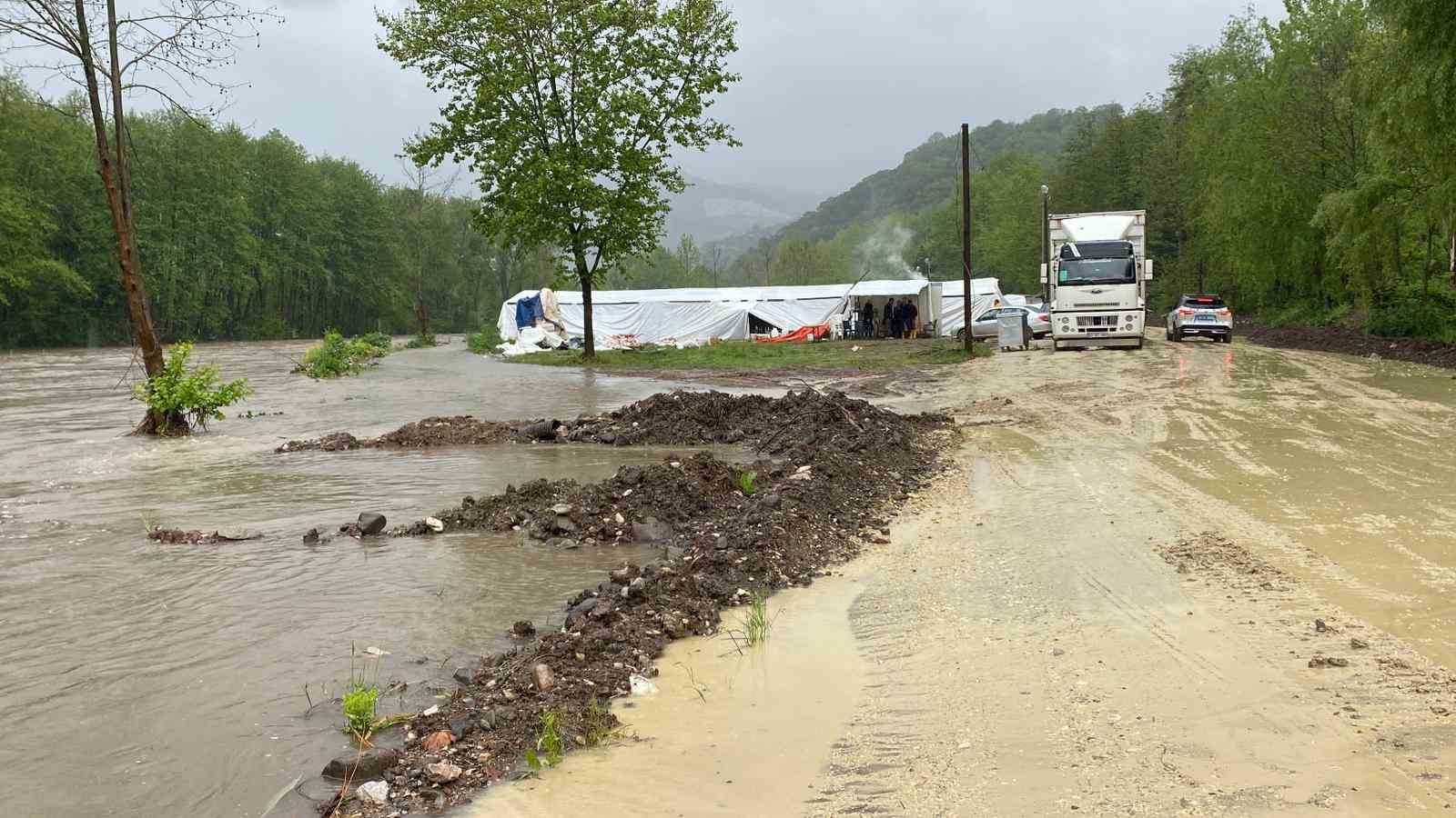 Kurban pazarını su bastı: Y&uuml;zlerce hayvanın apar topar tahliyesinde zor anlar
