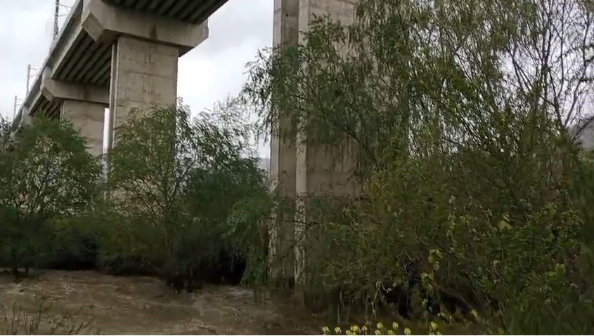 Bekdemir K&ouml;pr&uuml;s&uuml; sele dayanamadı, YHT viyad&uuml;k ayağı tehlike altında
