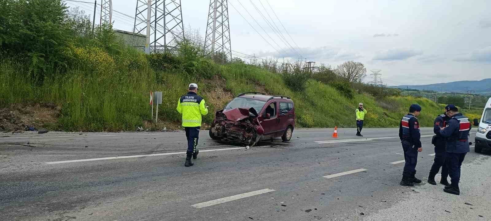 &Ccedil;anakkale&rsquo;de iki otomobil &ccedil;arpıştı: 4 kişi yaralandı
