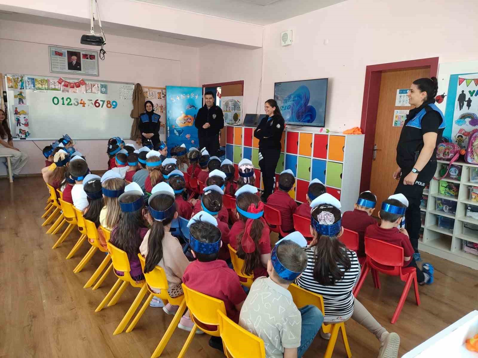 Polislerden miniklere eğitim
