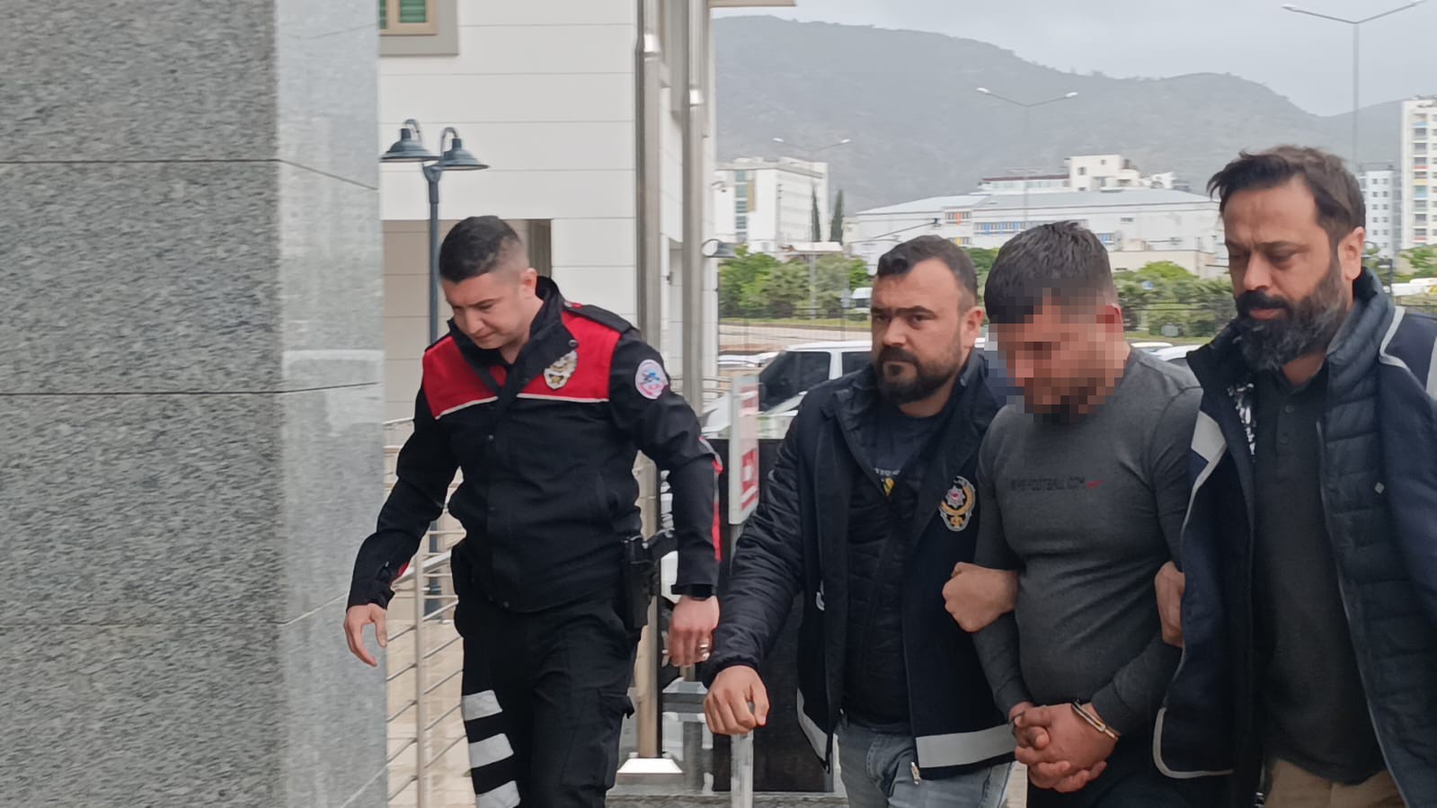 Adana’da cinayet zanlısı adliyeye sevk edildi