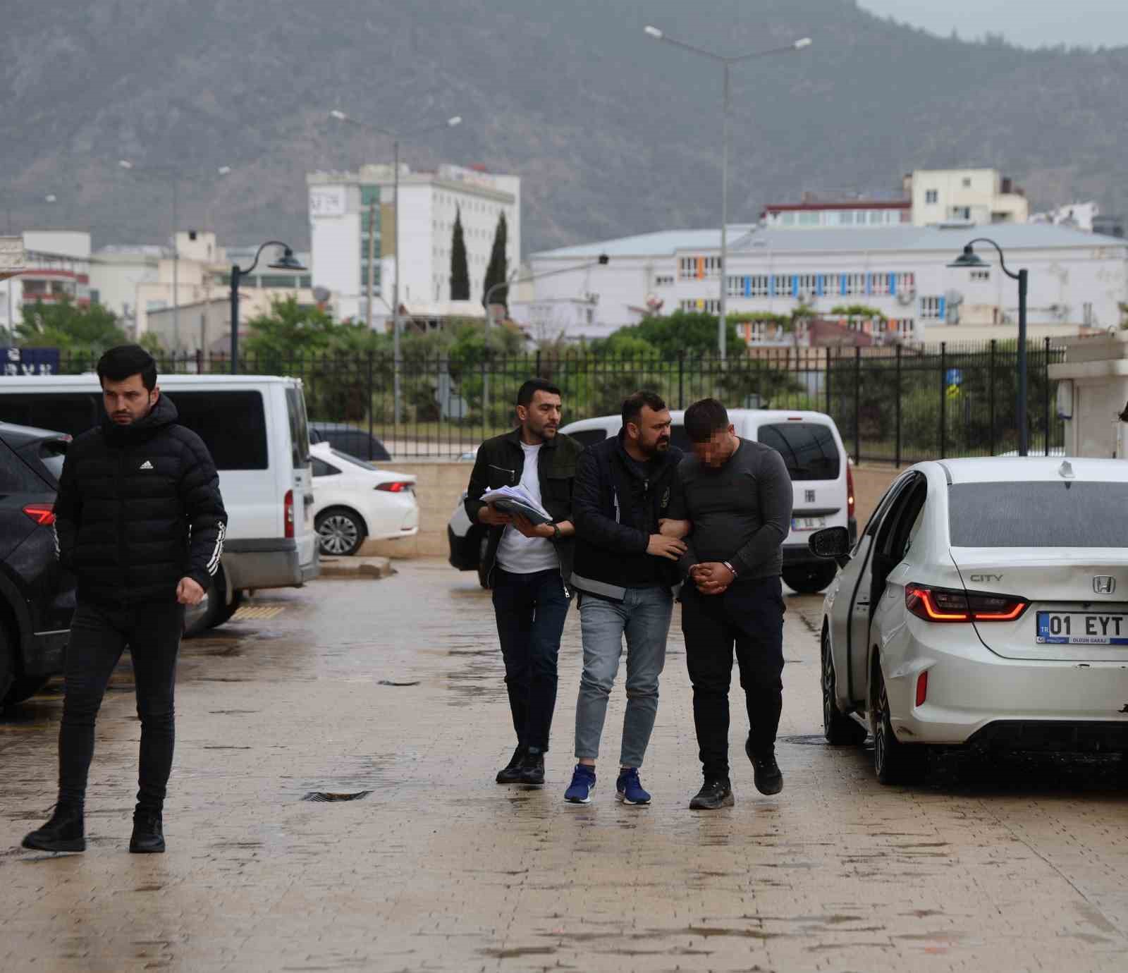 Adana&rsquo;da cinayet zanlısı adliyeye sevk edildi
