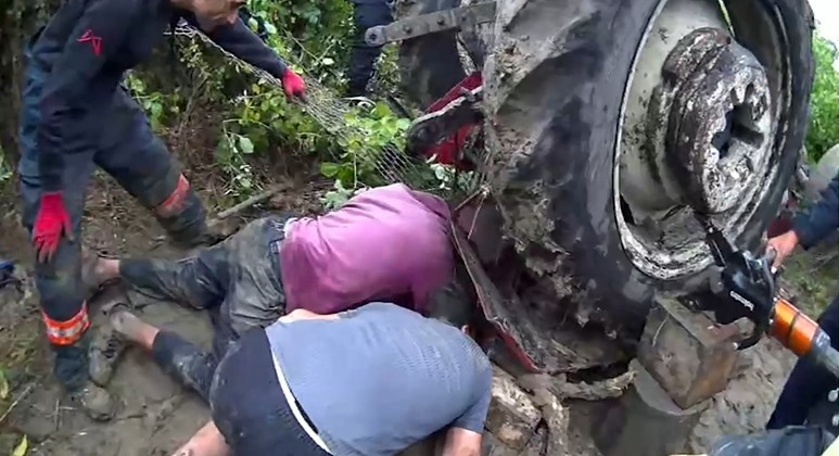 Mersin’de devrilen traktörün sürücüsü 1 saatlik çalışmayla kurtarıldı