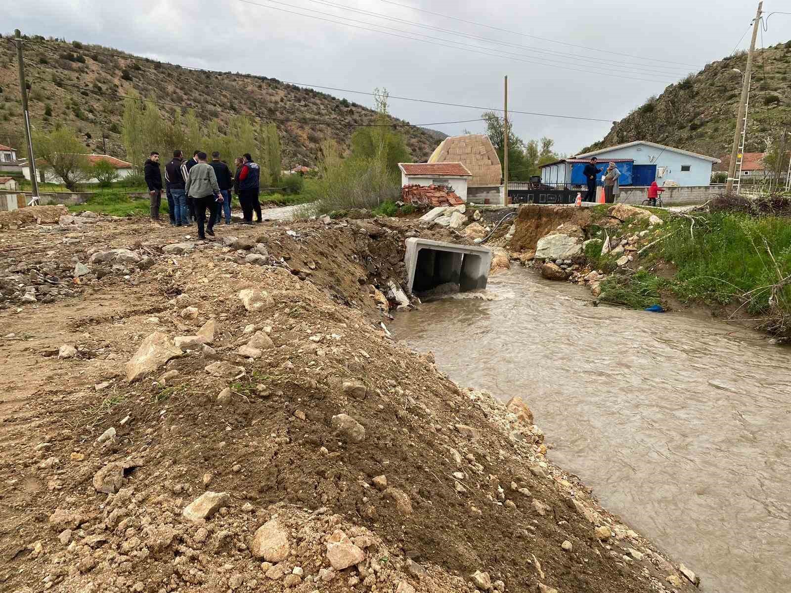 Yoğun yağışlardan sonra ikinci k&ouml;pr&uuml; de yıkıldı
