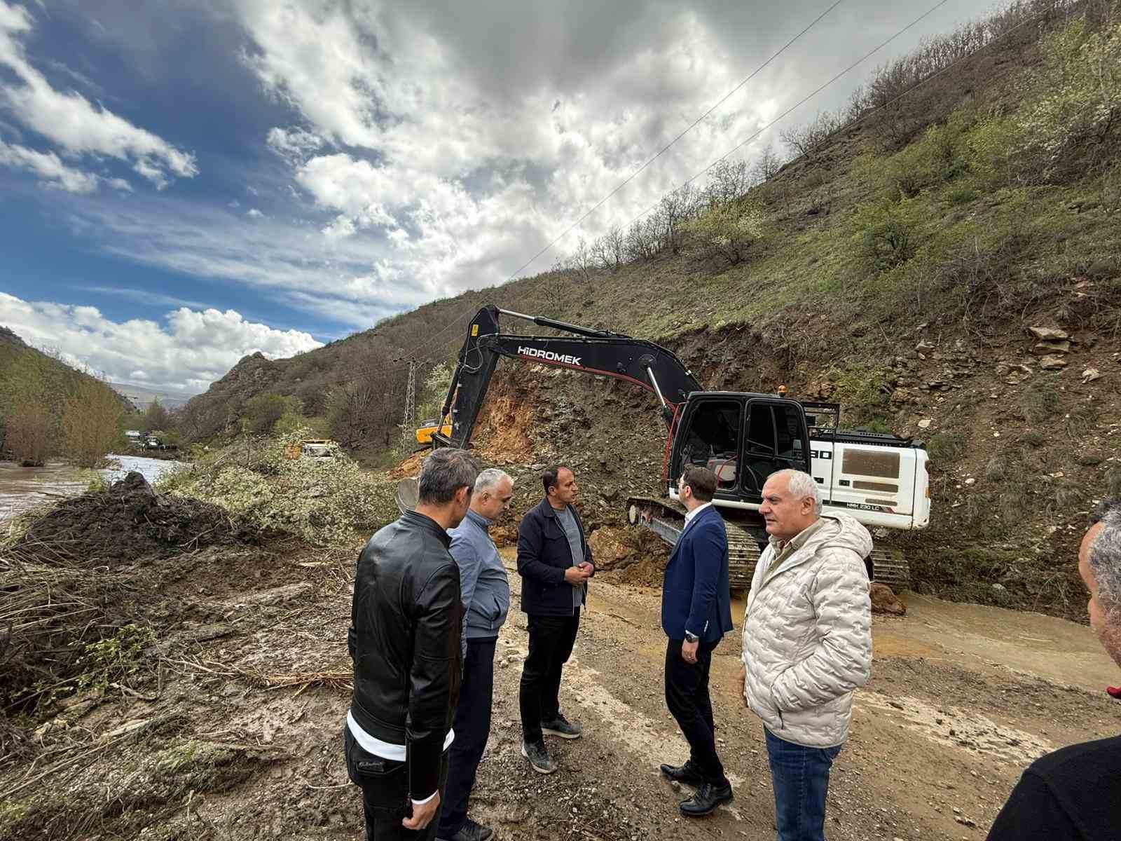 Tokat&rsquo;ta sağanak sonrası taşkında k&ouml;y yolu ulaşıma kapandı
