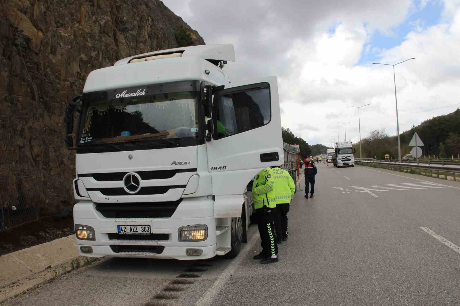Tıra &ccedil;arpan hafif ticari ara&ccedil; hurda yığınına d&ouml;nd&uuml;: 2 yaralı
