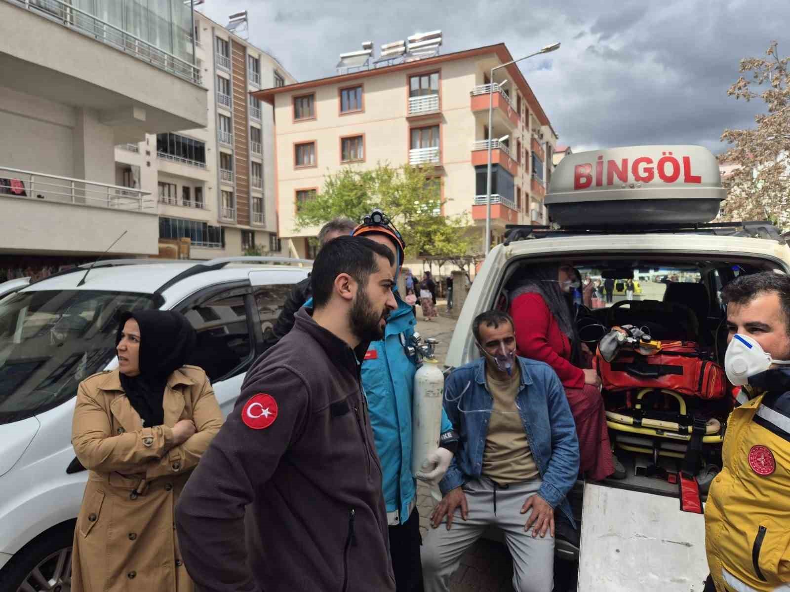 Bingöl’de dumanlar binayı sardı: 13 kişi dumandan etkilendi