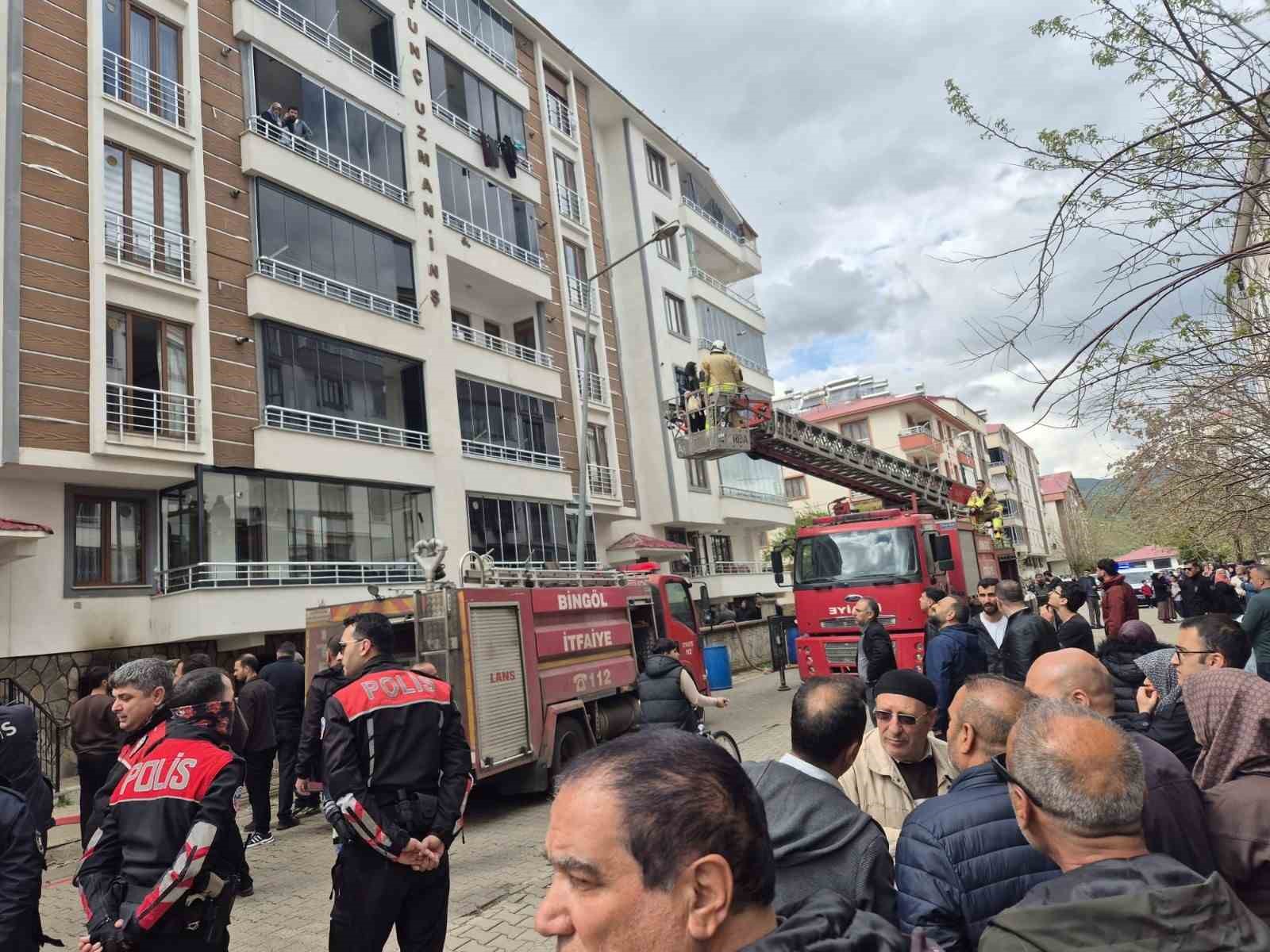 Bing&ouml;l&rsquo;de dumanlar binayı sardı: 13 kişi dumandan etkilendi
