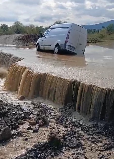 Tokat’ta Kelkit Çayı taştı, araç çöken yolda mahsur kaldı
