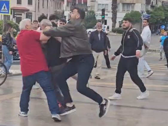 Eşinin gözü önünde darp edildi