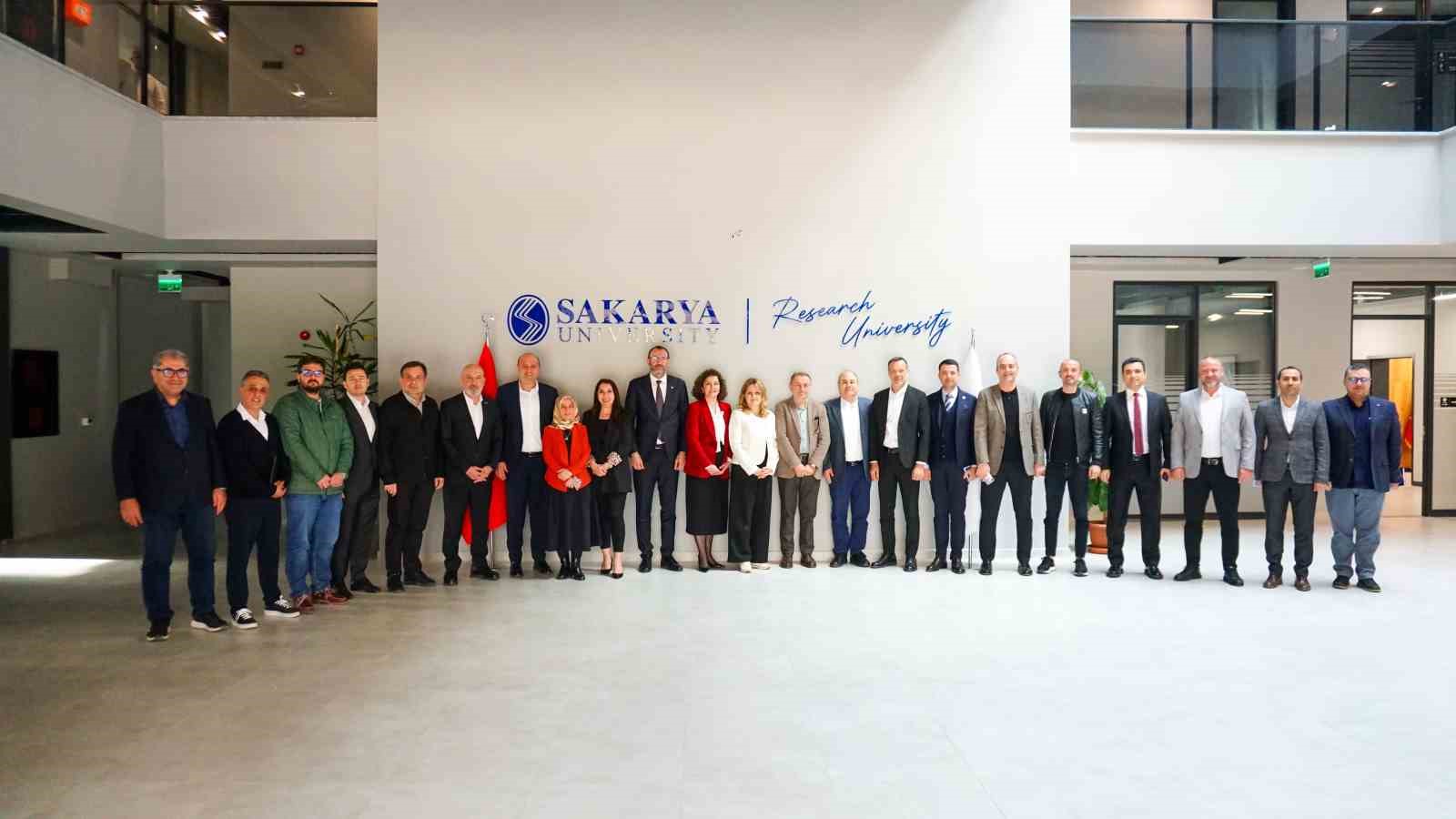 Akademi ve iş d&uuml;nyası eğitimin geleceği i&ccedil;in bir araya geldi
