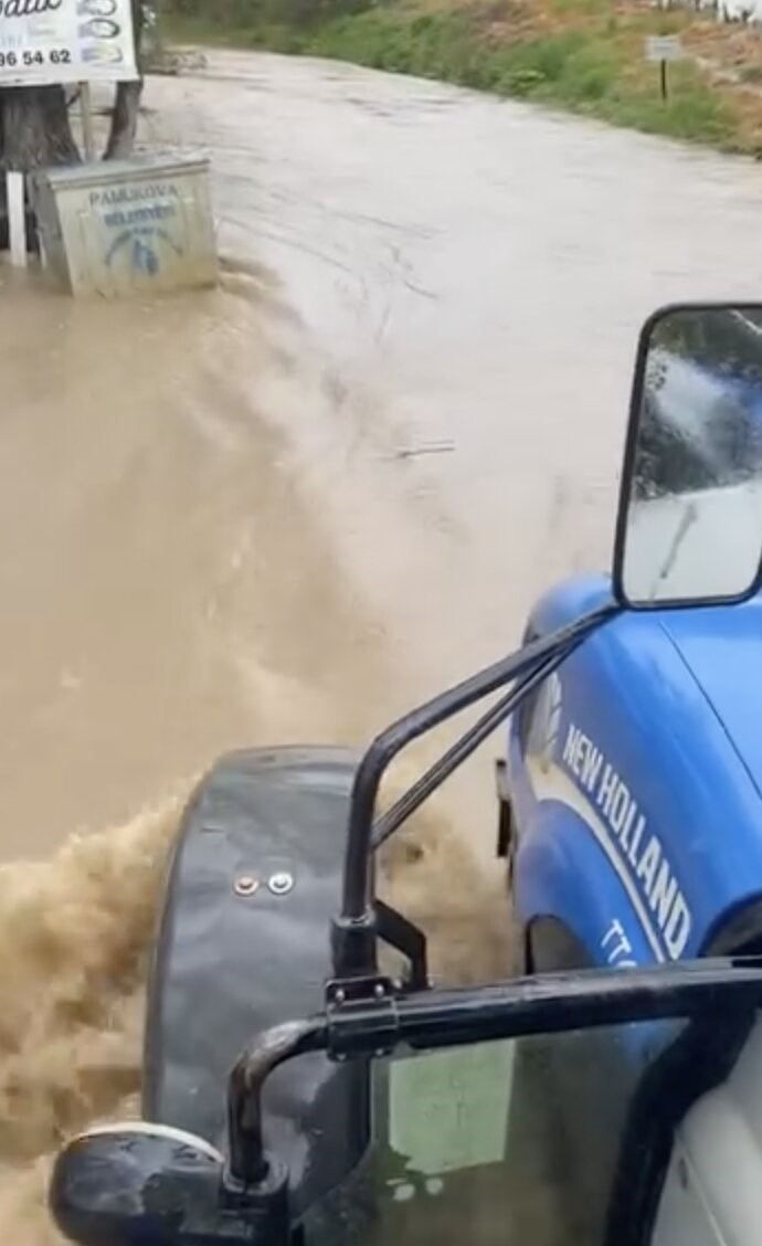Dere taşkını yolu esir aldı, ara&ccedil;lar kontak kapattı
