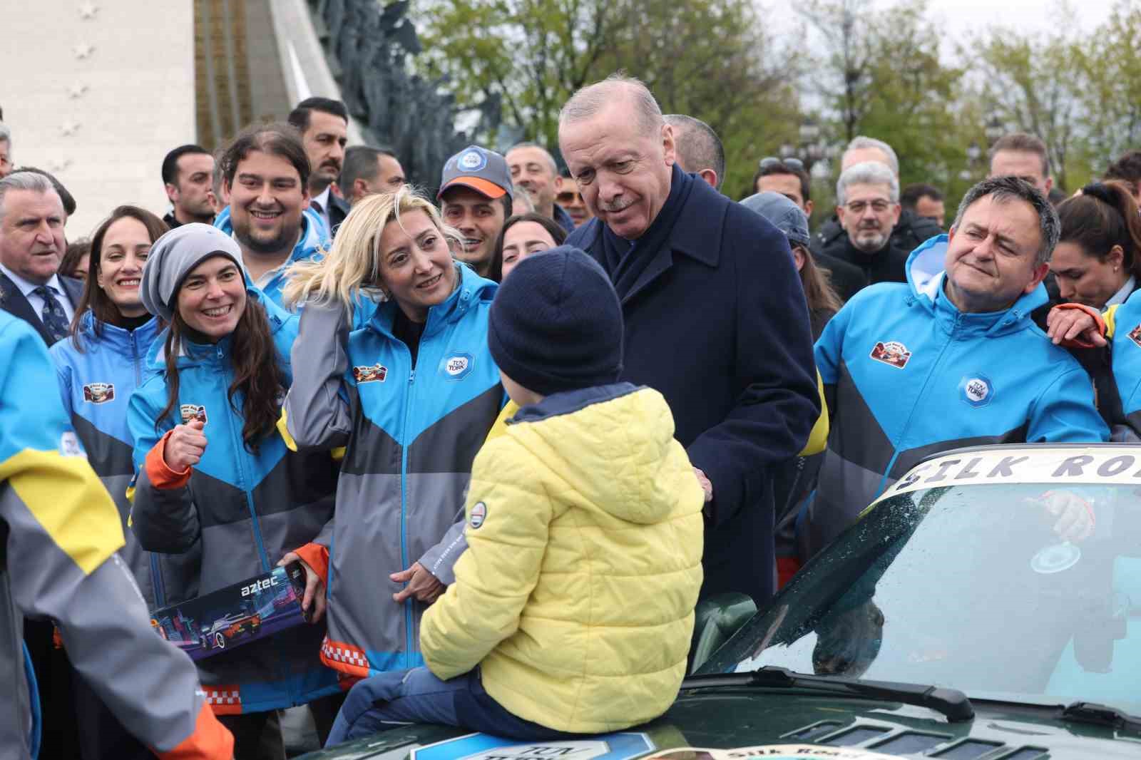 Cumhurbaşkanı Erdoğan, Doğu-Batı Dostluk ve İpek Yolu Rallisi&rsquo;ne katılan grubu uğurladı
