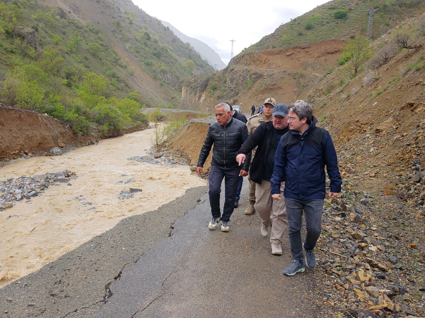 Erzincan Kemaliye&rsquo;de sel hasarı: Yol &ccedil;ift y&ouml;nl&uuml; kapatıldı
