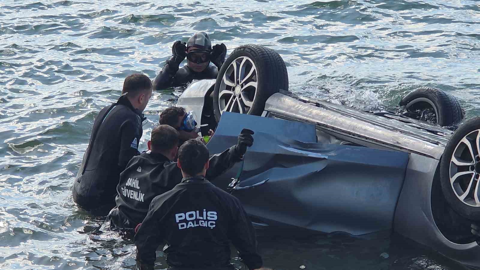 Van G&ouml;l&uuml;&rsquo;ne u&ccedil;an otomobildeki 1 kişi yaralandı
