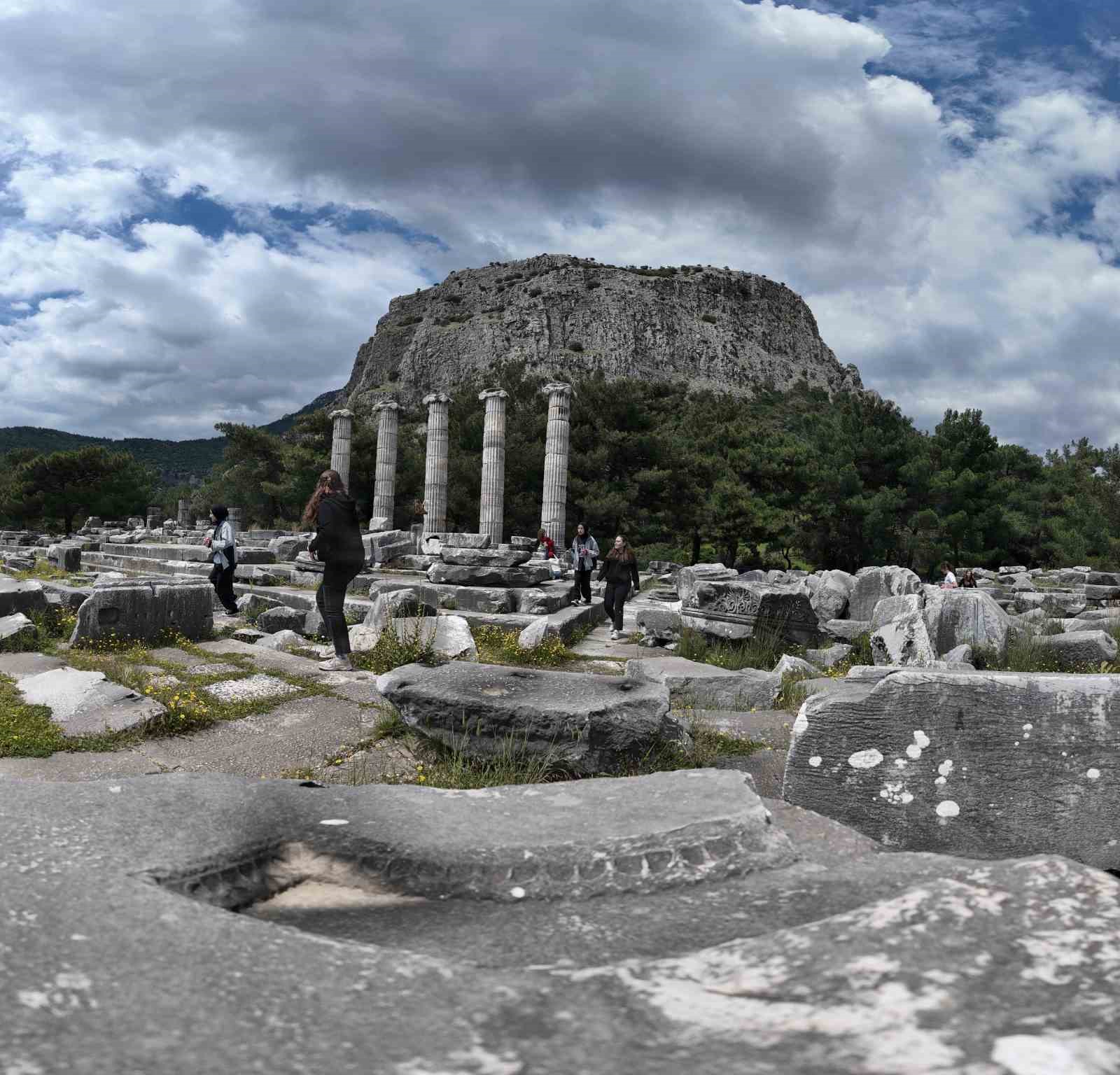 S&ouml;ke&rsquo;de tarihin kalbi Priene&rsquo;de meclis toplantısı yapıldı
